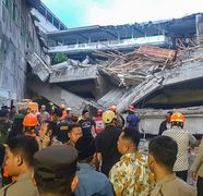 O școală s-a prăbușit peste elevi, în timpul rugăciunii, în Indonezia. Un copil de 13 ani a murit și alți zeci sunt prinși între dărâmături